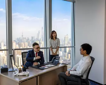 坐拥城市景观的世服宏图上海博华广场的私人办公室，提供安静私密环境，专属客户商务洽谈与合作交流。